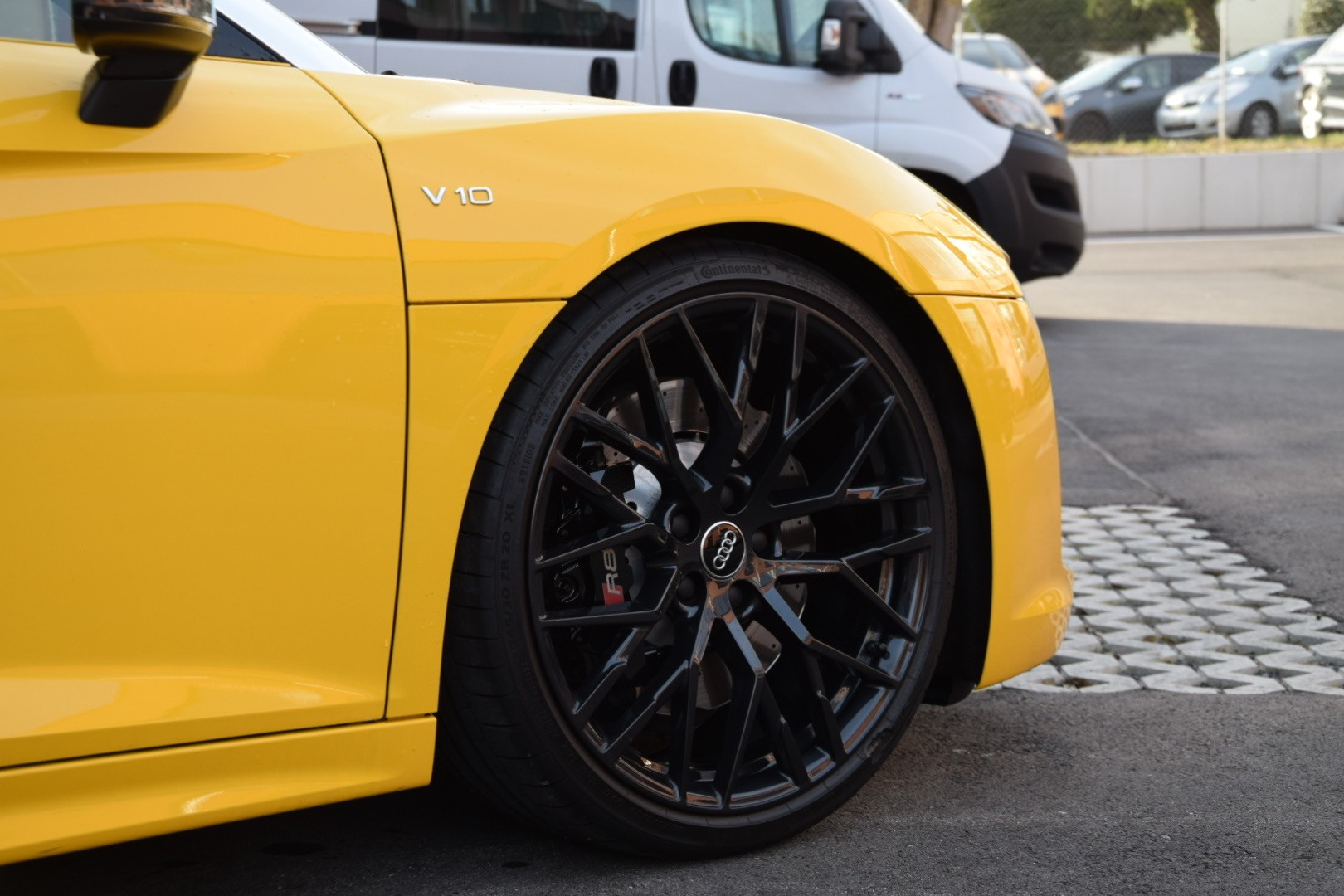 AUDI R8 Spyder 5.2 S-Tronic Quattro - "Sans FAP / Bang & Olufsen / Echappement Sport / Caméra de Recul"-image-4