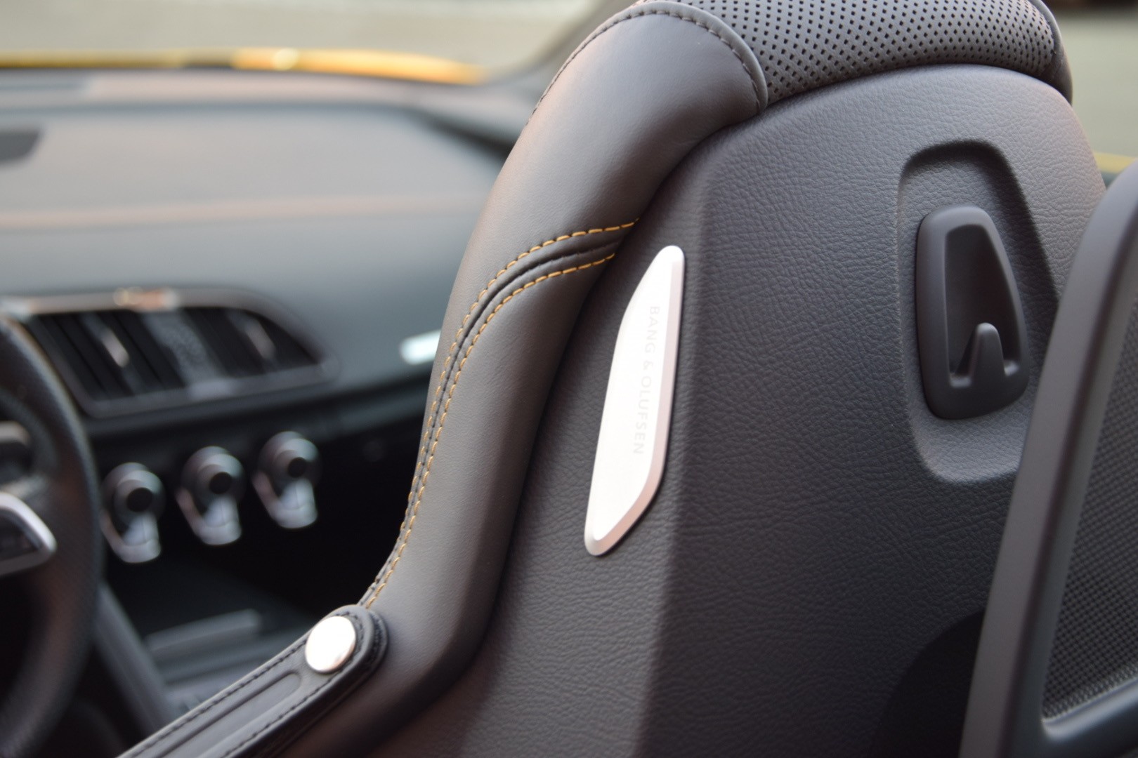 AUDI R8 Spyder 5.2 S-Tronic Quattro - "Sans FAP / Bang & Olufsen / Echappement Sport / Caméra de Recul"-image-20