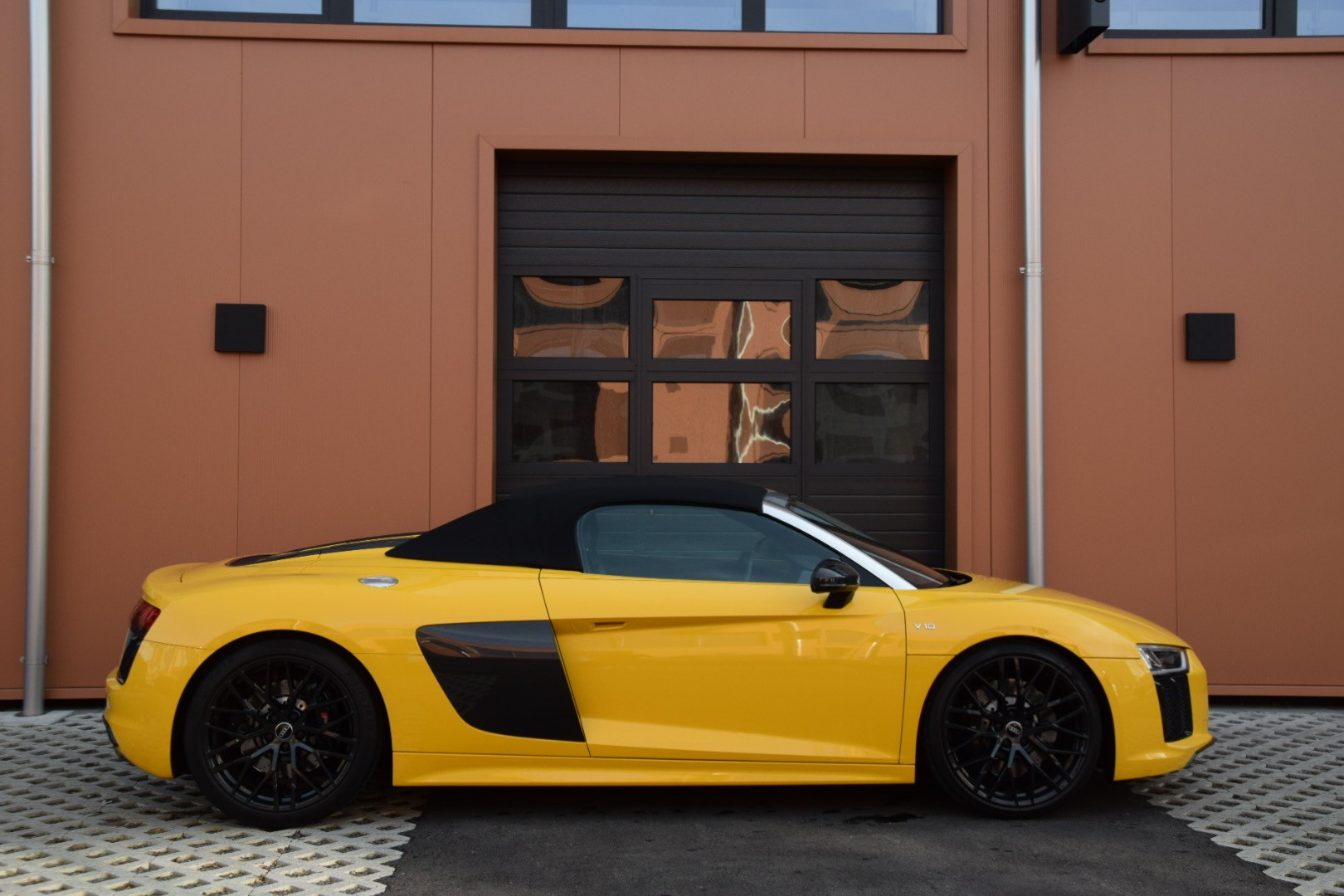 AUDI R8 Spyder 5.2 S-Tronic Quattro - "Sans FAP / Bang & Olufsen / Echappement Sport / Caméra de Recul"-showroom-element-3