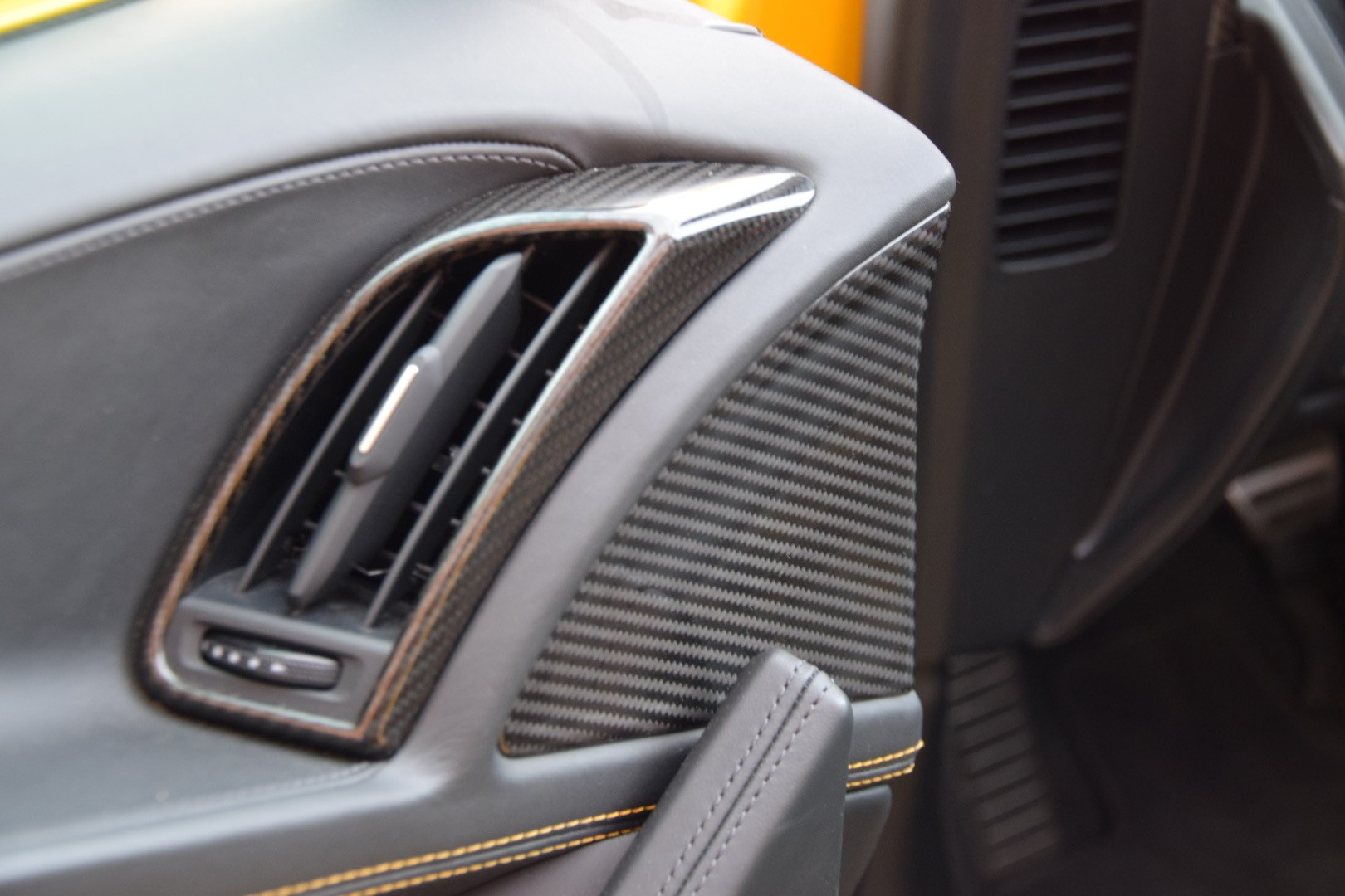 AUDI R8 Spyder 5.2 S-Tronic Quattro - "Sans FAP / Bang & Olufsen / Echappement Sport / Caméra de Recul"-image-18