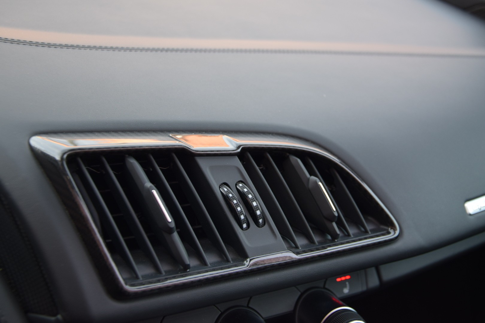 AUDI R8 Spyder 5.2 S-Tronic Quattro - "Sans FAP / Bang & Olufsen / Echappement Sport / Caméra de Recul"-image-26