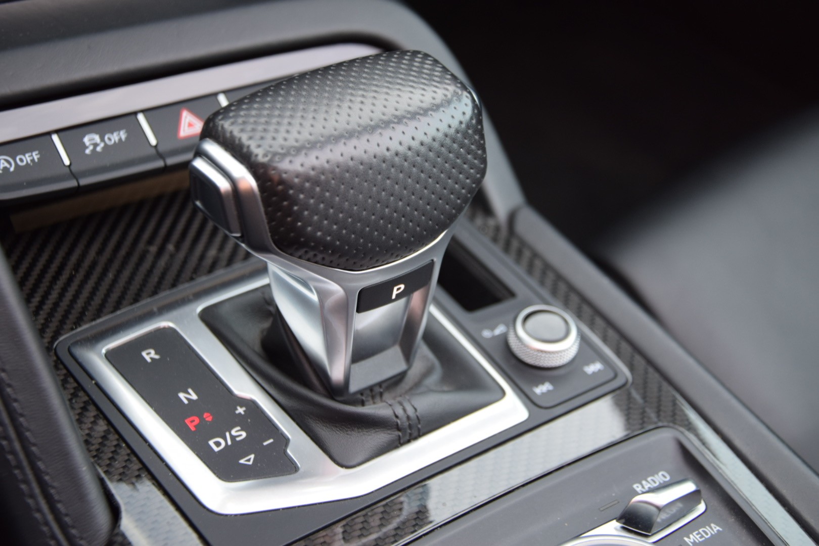 AUDI R8 Spyder 5.2 S-Tronic Quattro - "Sans FAP / Bang & Olufsen / Echappement Sport / Caméra de Recul"-image-21