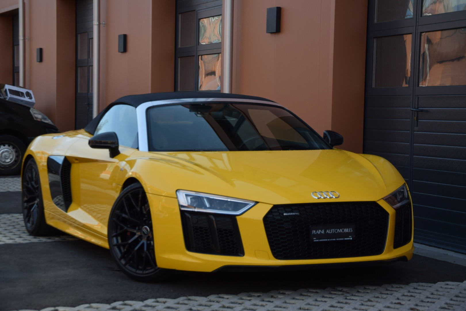 AUDI R8 Spyder 5.2 S-Tronic Quattro - "Sans FAP / Bang & Olufsen / Echappement Sport / Caméra de Recul"-showroom-element-1