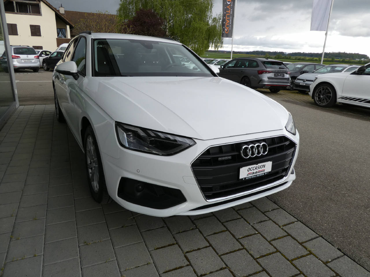 AUDI A4 Avant 2.0 40 TDI Attraction quattro S-Tronic-image-2