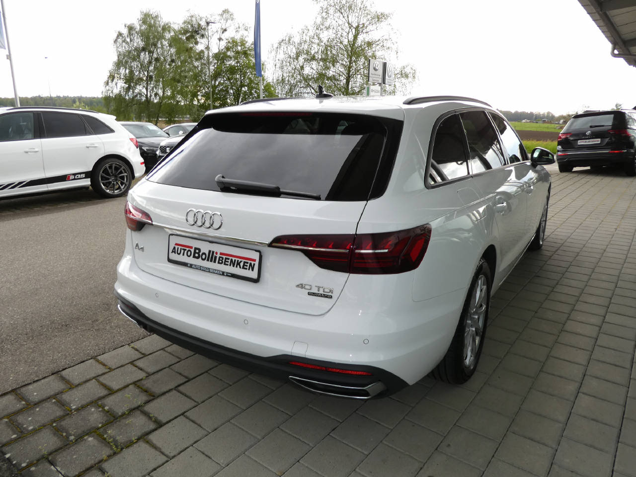 AUDI A4 Avant 2.0 40 TDI Attraction quattro S-Tronic-image-3