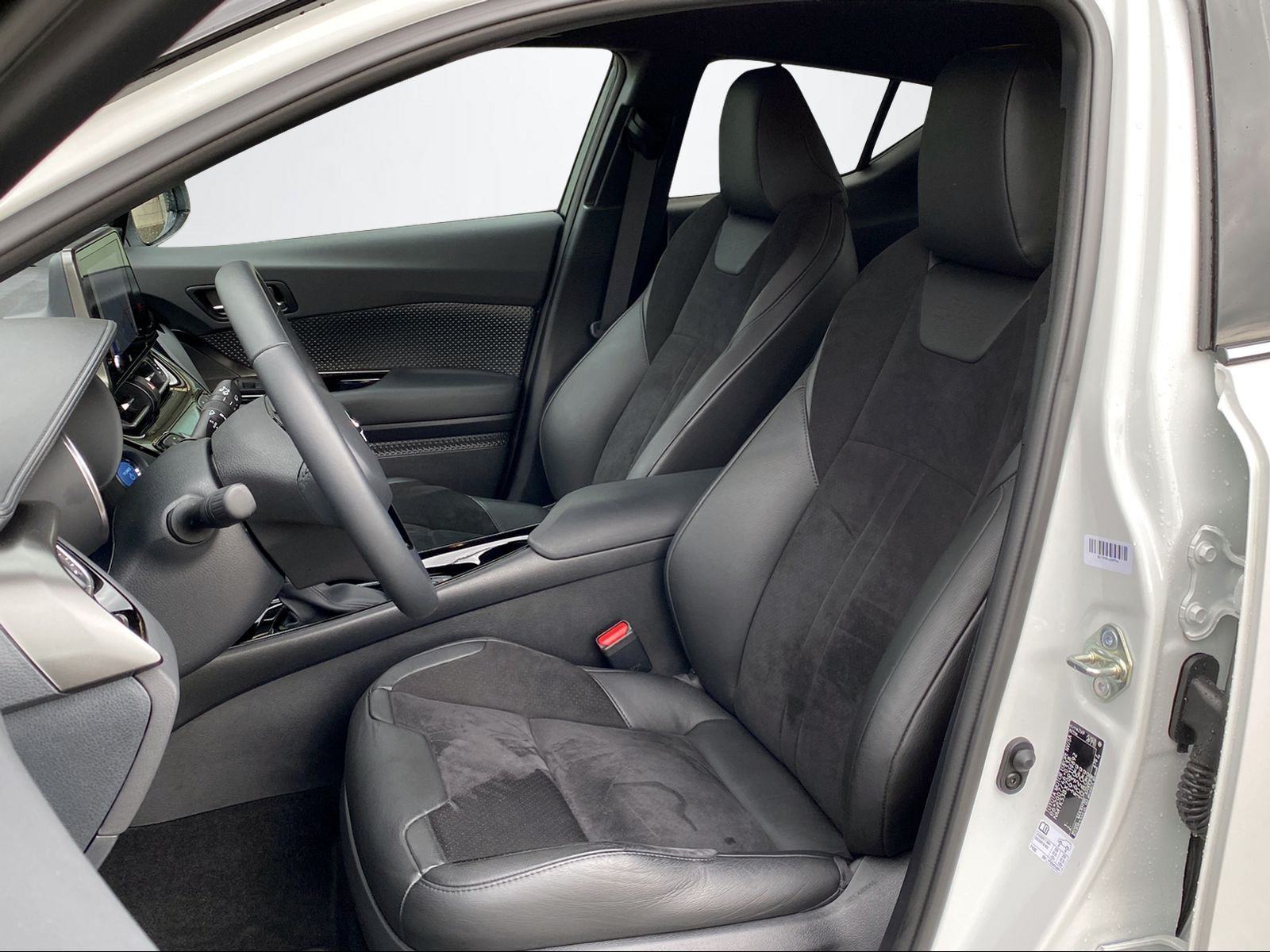 TOYOTA C-HR 2.0 VVTi HSD Move-image-14