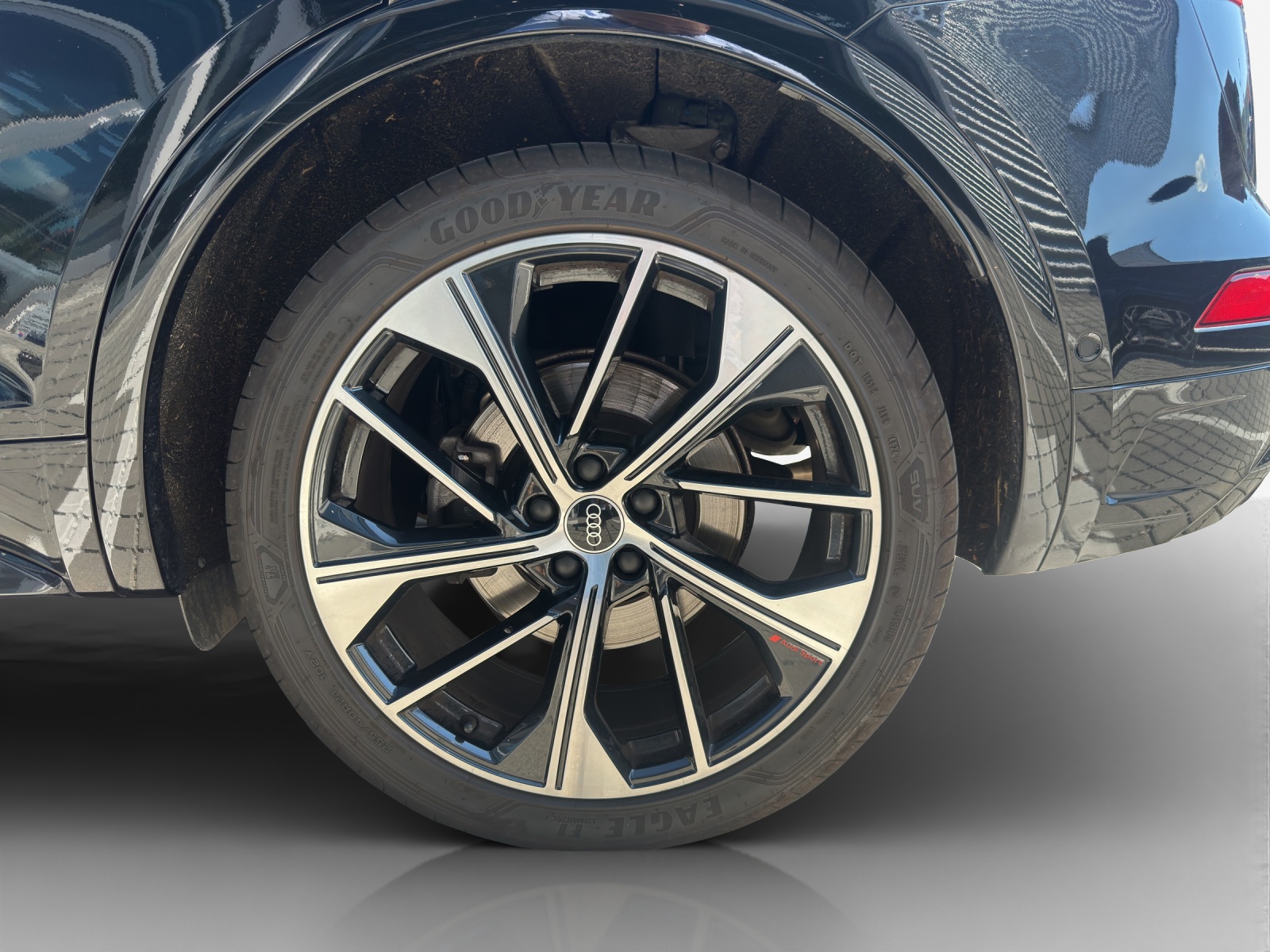 AUDI Q5 45 TFSI Black Edition quattro S-tronic-image-9