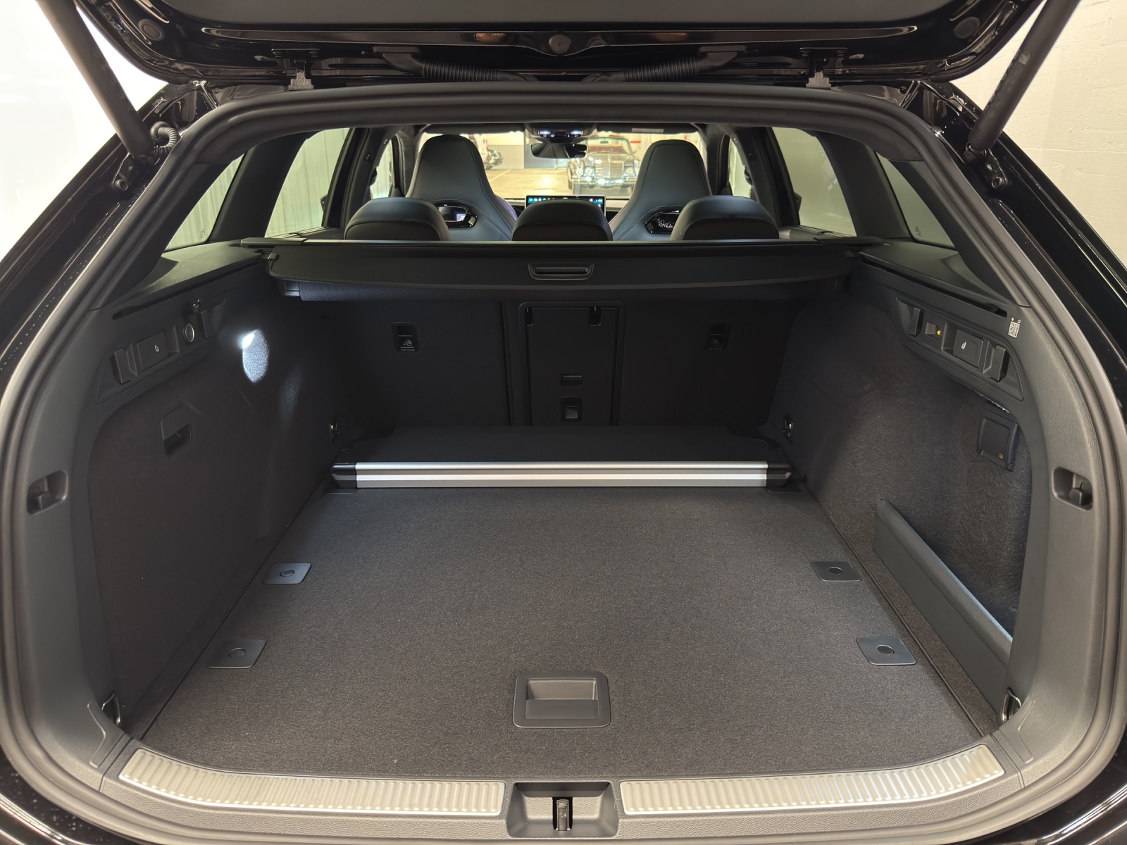 VW Passat Variant 2.0 TSI R-Line DSG 4motion-image-10