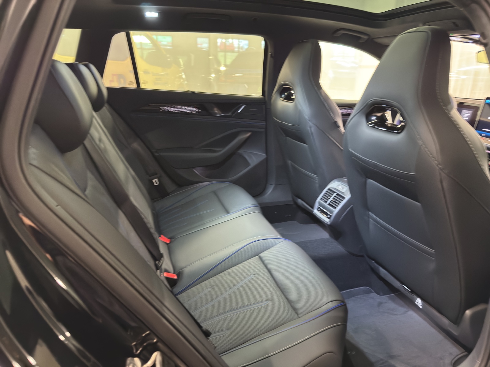 VW Passat Variant 2.0 TSI R-Line DSG 4motion-image-9