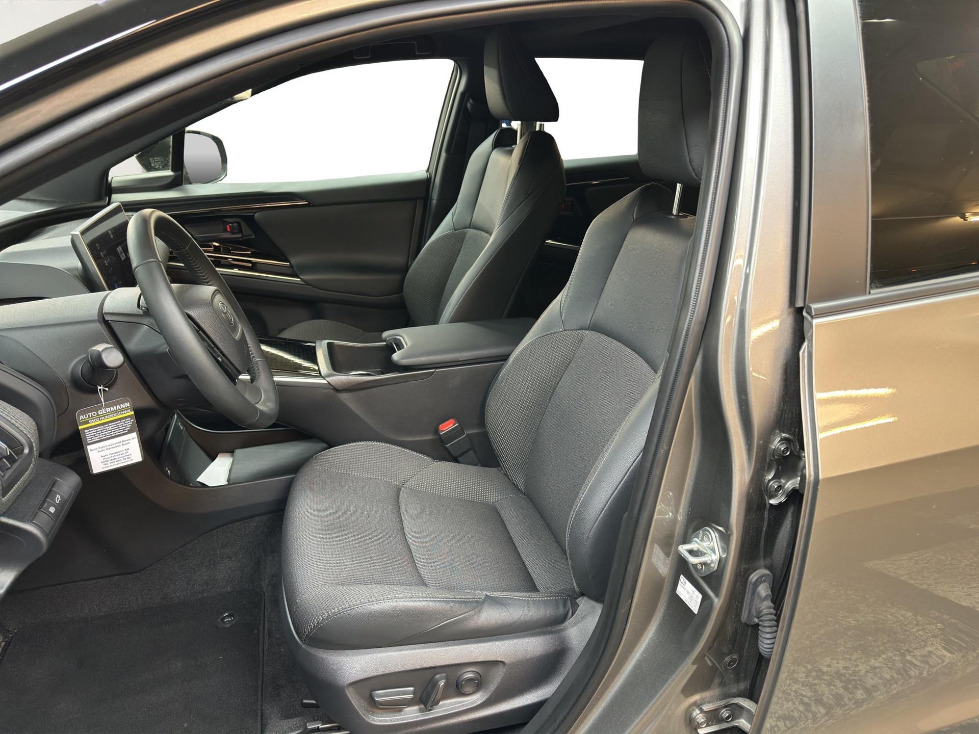 TOYOTA bZ4X Style 218PS 71.4kWh 11kW OBC 4x4-image-6