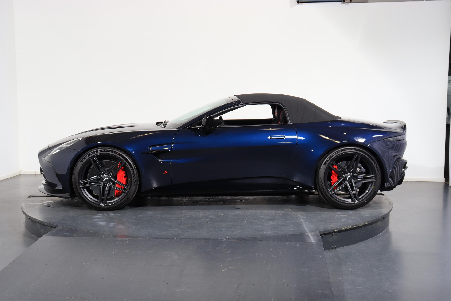 ASTON MARTIN V8 Vantage Roadster 4.0 S V8 Bi-Turbo-image-1
