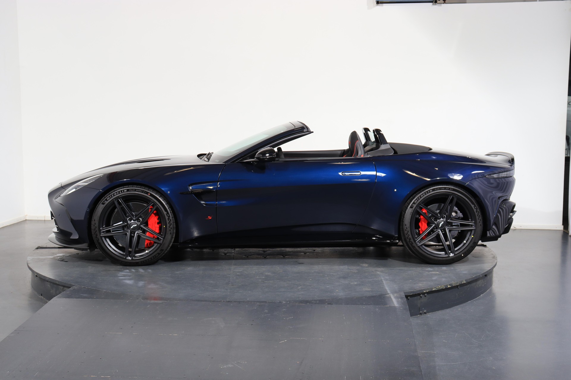 ASTON MARTIN V8 Vantage Roadster 4.0 S V8 Bi-Turbo-image-2