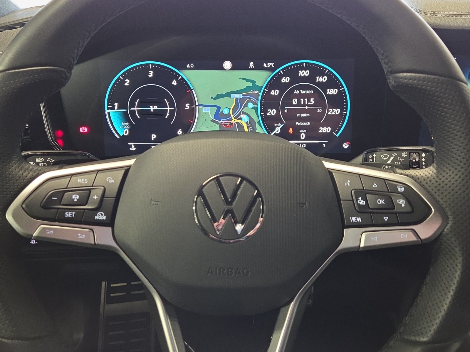 VW Touareg 3.0 TDI R-Line Tiptronic-image-14