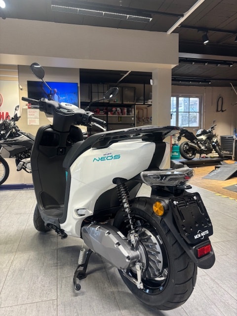 YAMAHA NEO'S EV-showroom-element-3