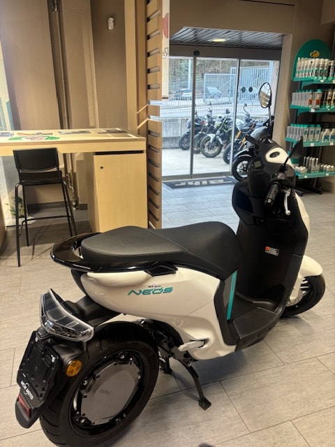 YAMAHA NEO'S EV-showroom-element-1