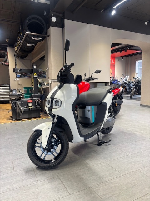 YAMAHA NEO'S EV-showroom-element-2