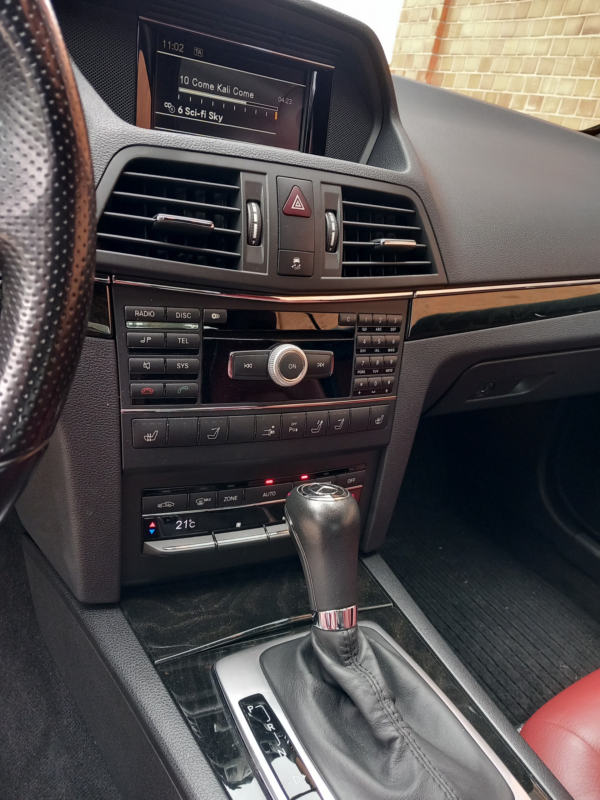 MERCEDES-BENZ E 250 CGI BlueEfficiency Automatic-image-4