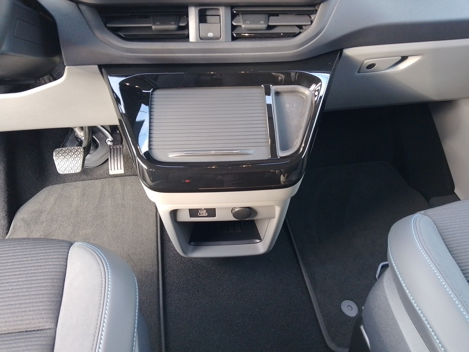 FORD Tourneo Custom Bus 320 L1 2.0 EcoBlue 170 Sport 4x4-image-14