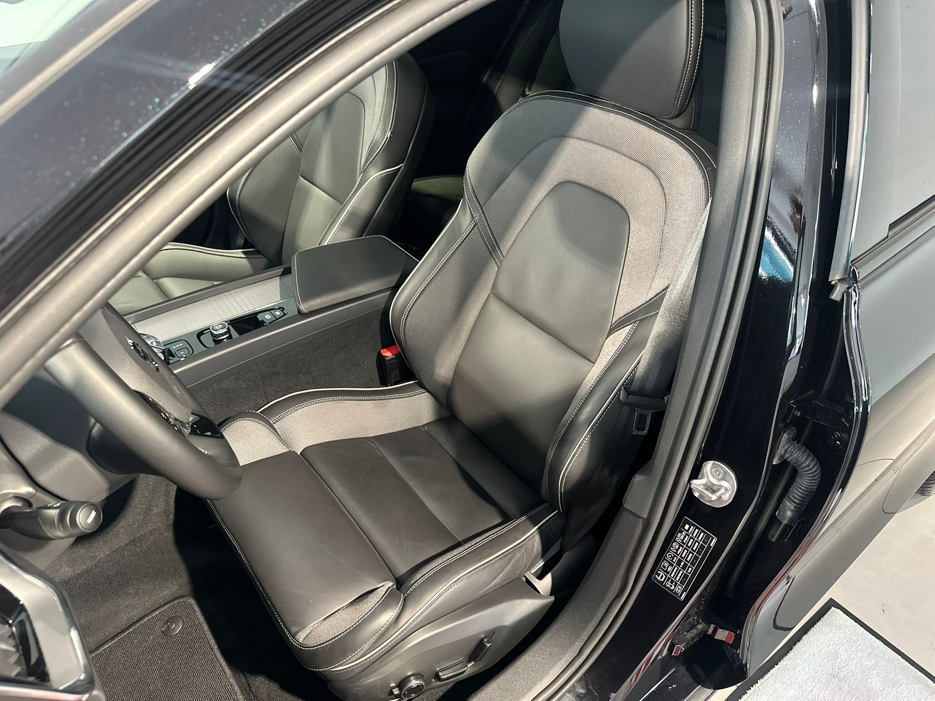 VOLVO V60 B4 MHD Ultra Dark DCT-image-5