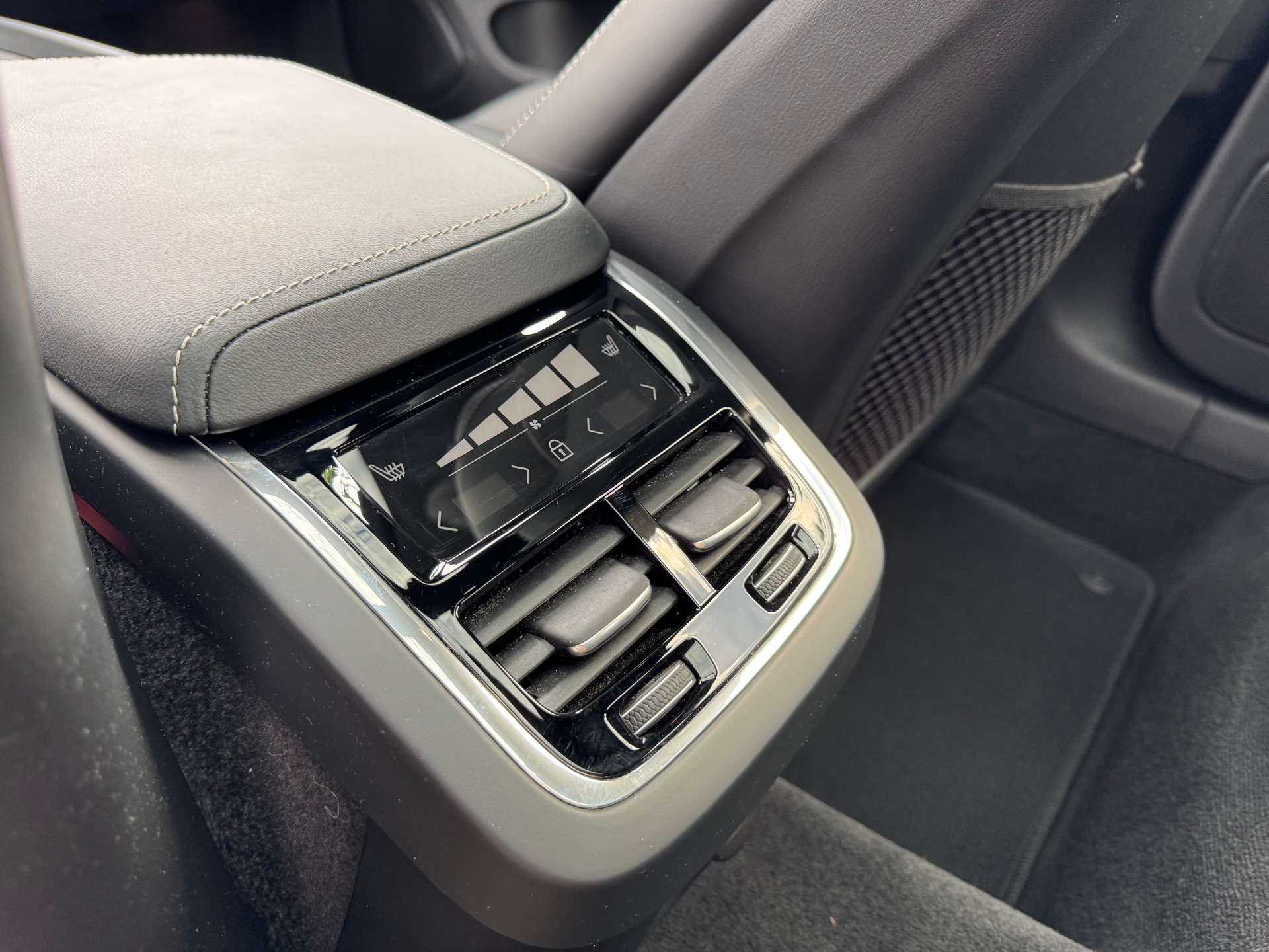 VOLVO V60 B4 MHD Ultra Dark DCT-image-18