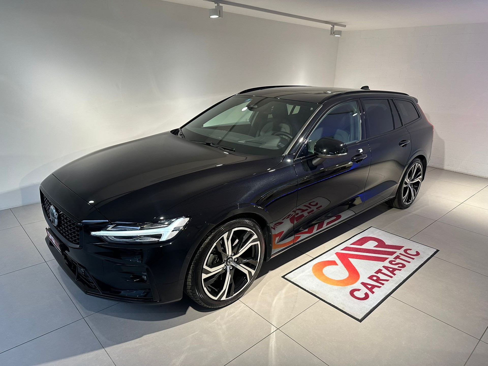 VOLVO V60 B4 MHD Ultra Dark DCT-image-0