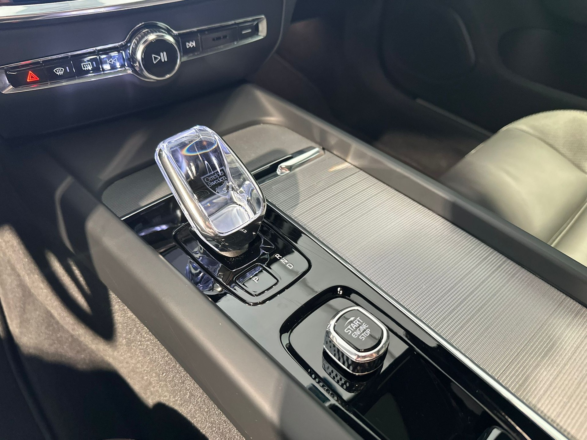 VOLVO V60 B4 MHD Ultra Dark DCT-image-10
