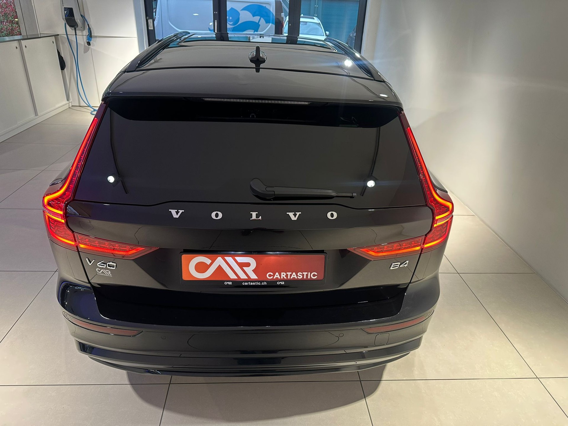 VOLVO V60 B4 MHD Ultra Dark DCT-image-3