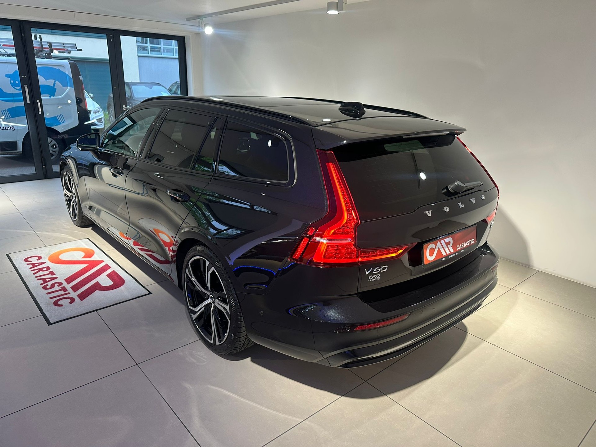 VOLVO V60 B4 MHD Ultra Dark DCT-image-2
