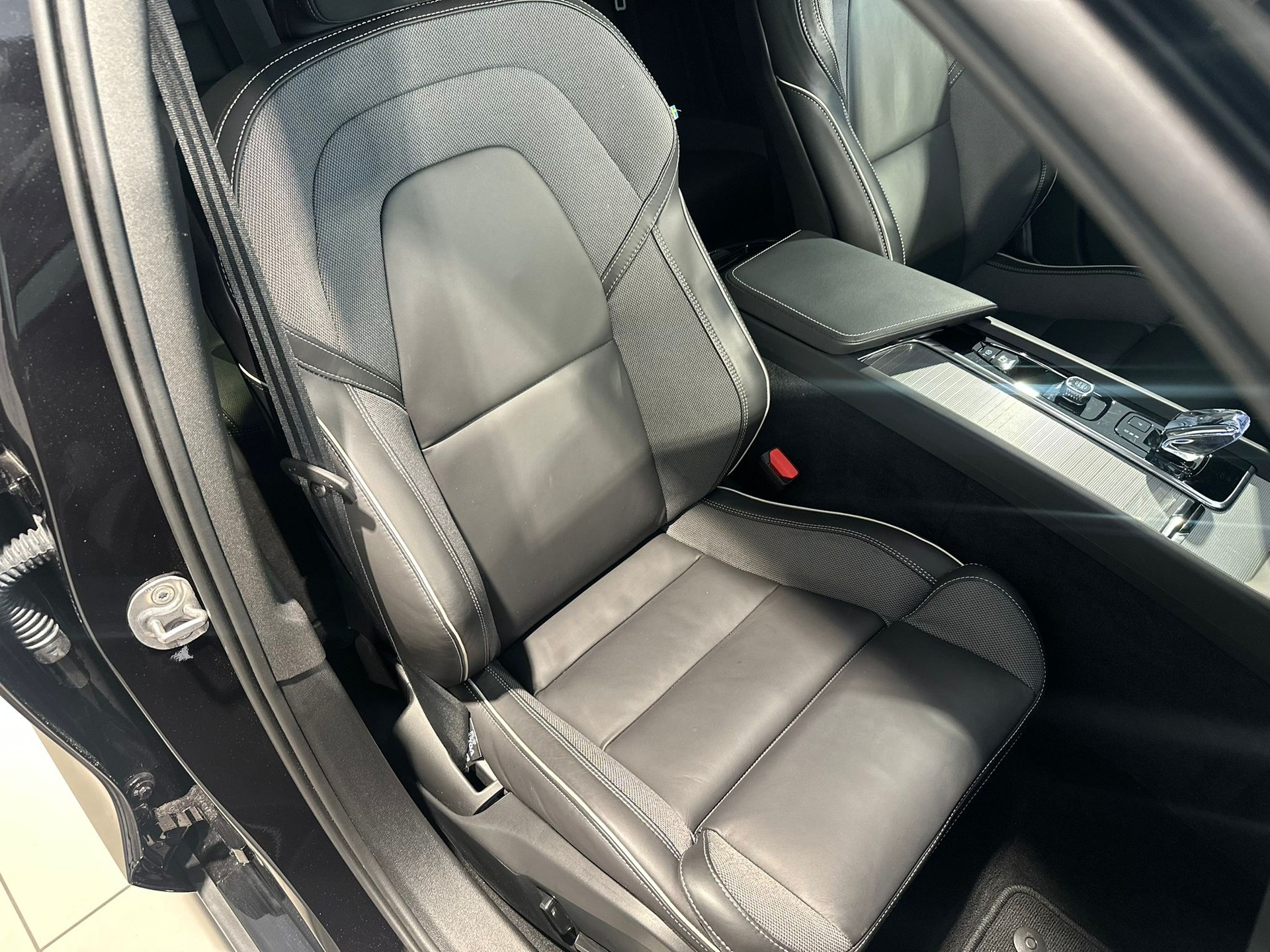 VOLVO V60 B4 MHD Ultra Dark DCT-image-6