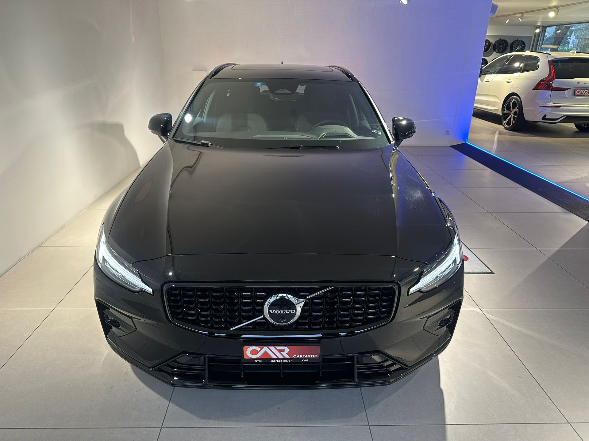 VOLVO V60 B4 MHD Ultra Dark DCT-image-1