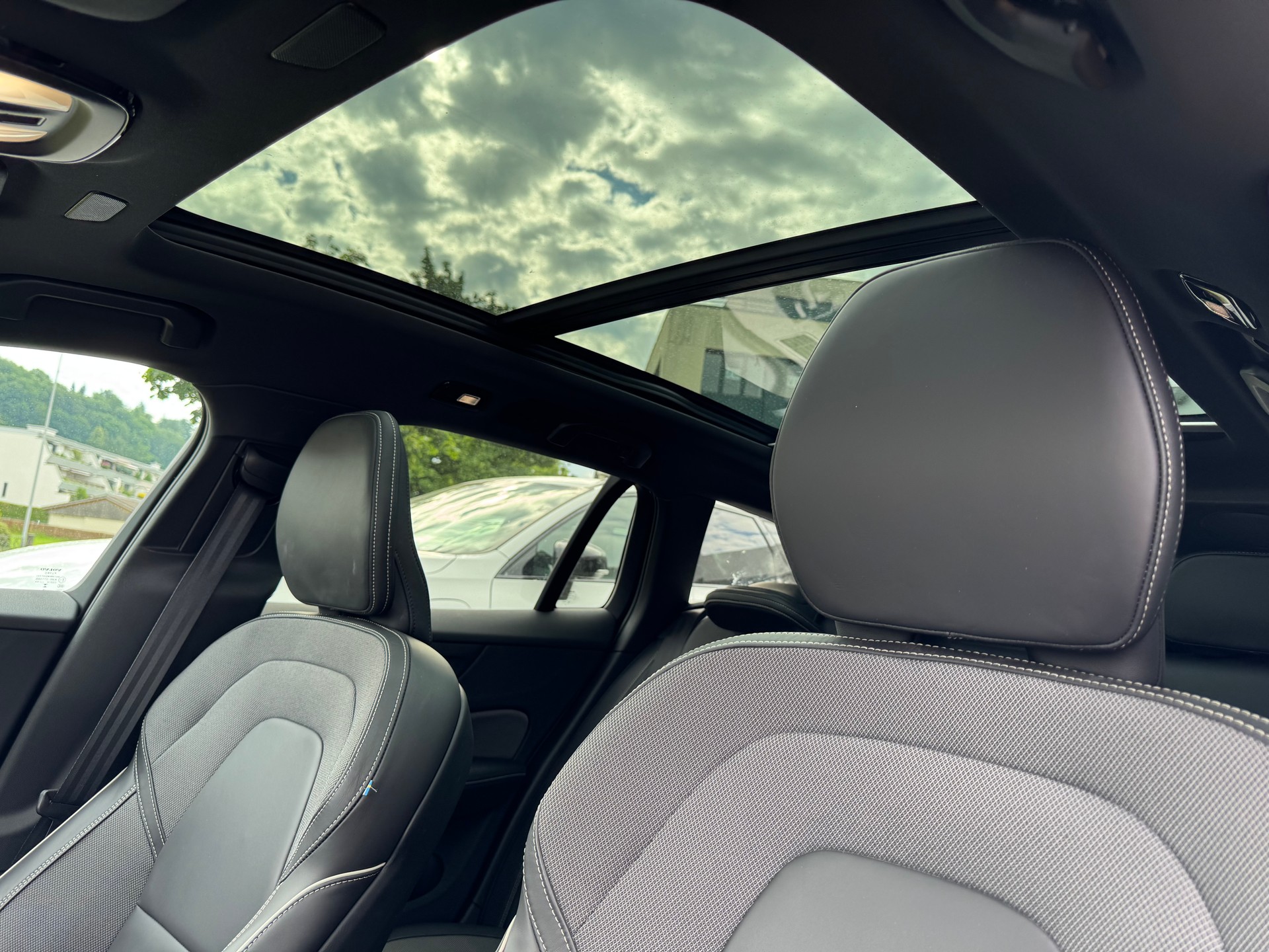 VOLVO V60 B4 MHD Ultra Dark DCT-image-15