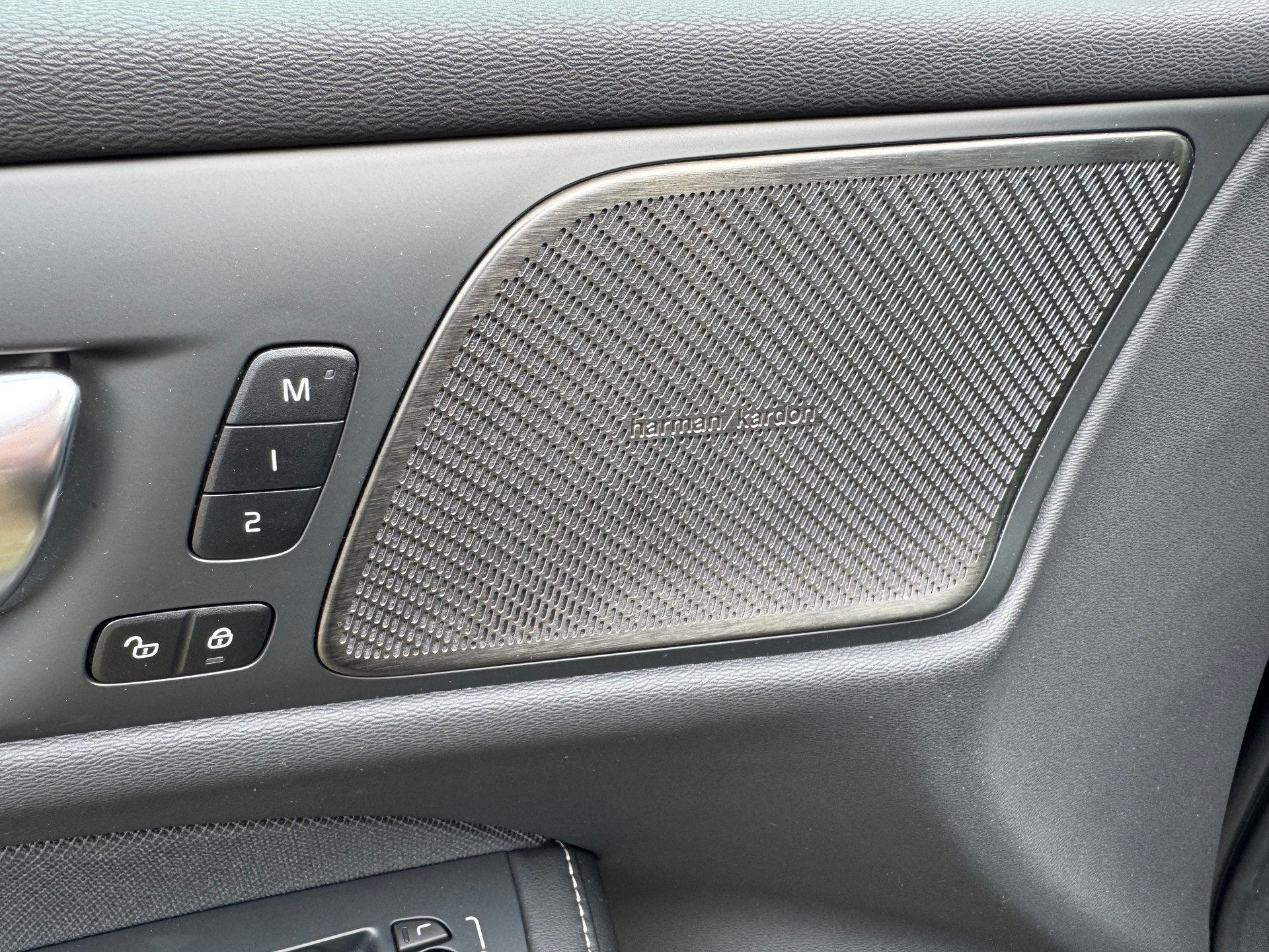 VOLVO V60 B4 MHD Ultra Dark DCT-image-13