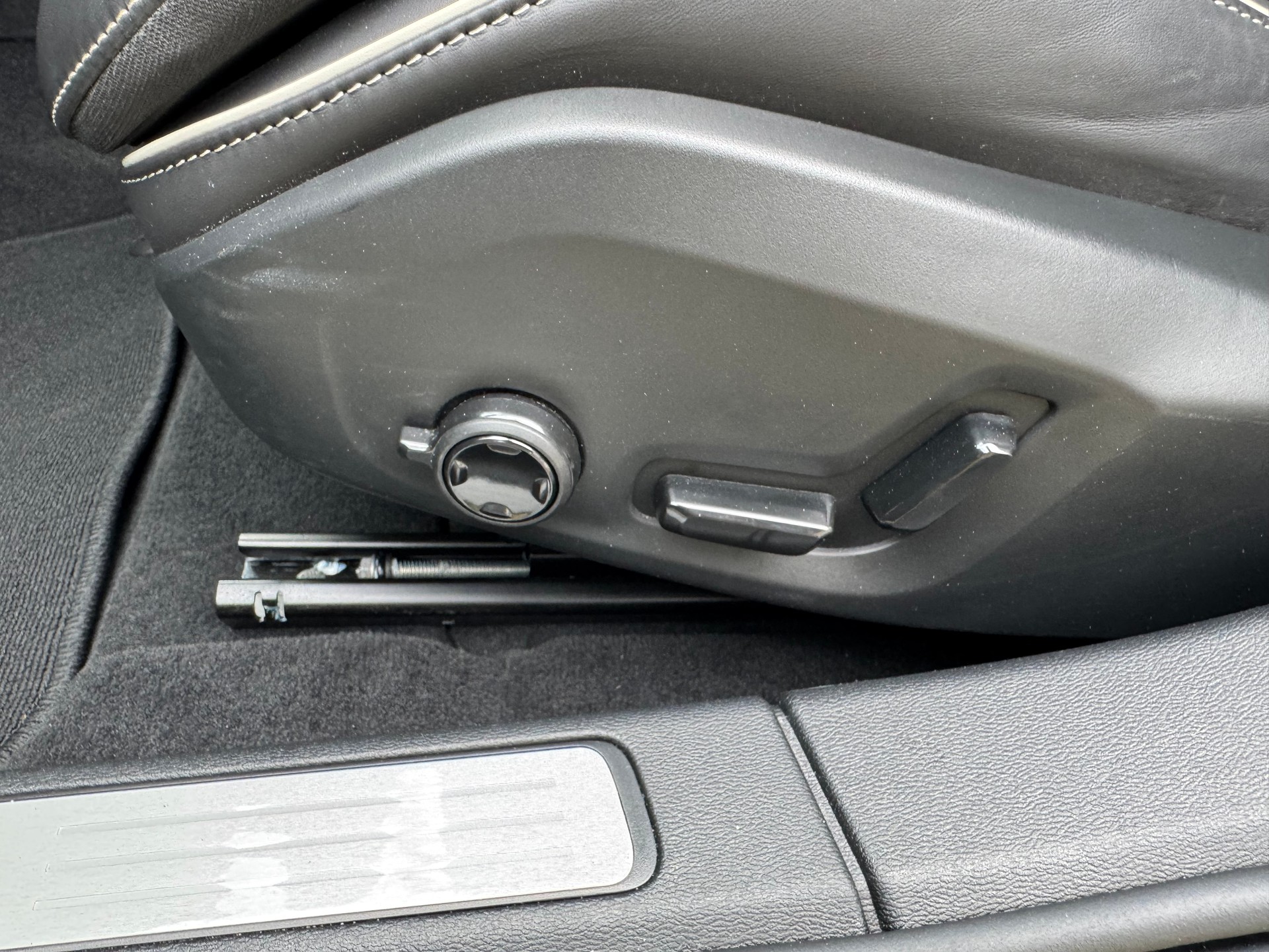 VOLVO V60 B4 MHD Ultra Dark DCT-image-14