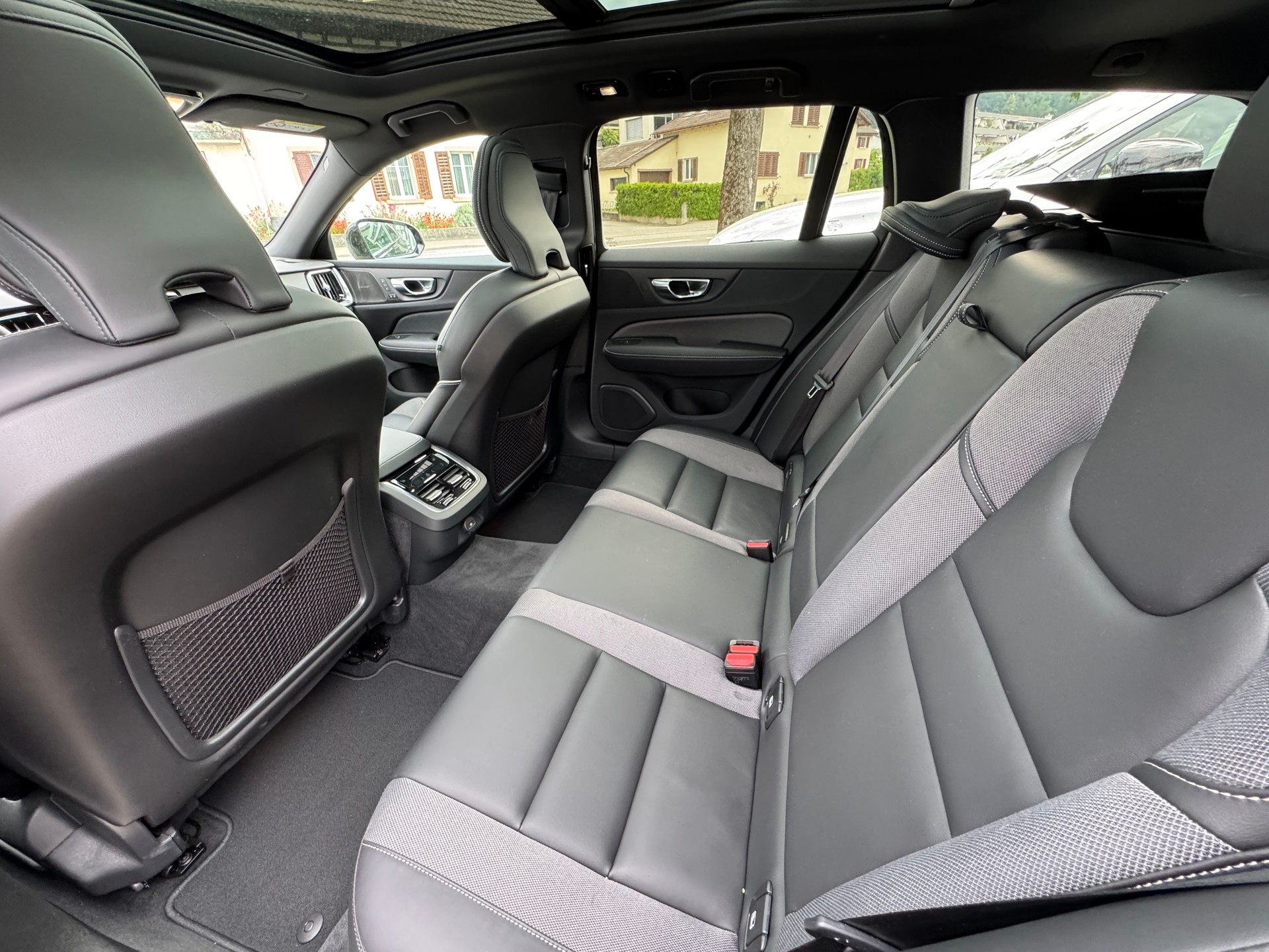 VOLVO V60 B4 MHD Ultra Dark DCT-image-16