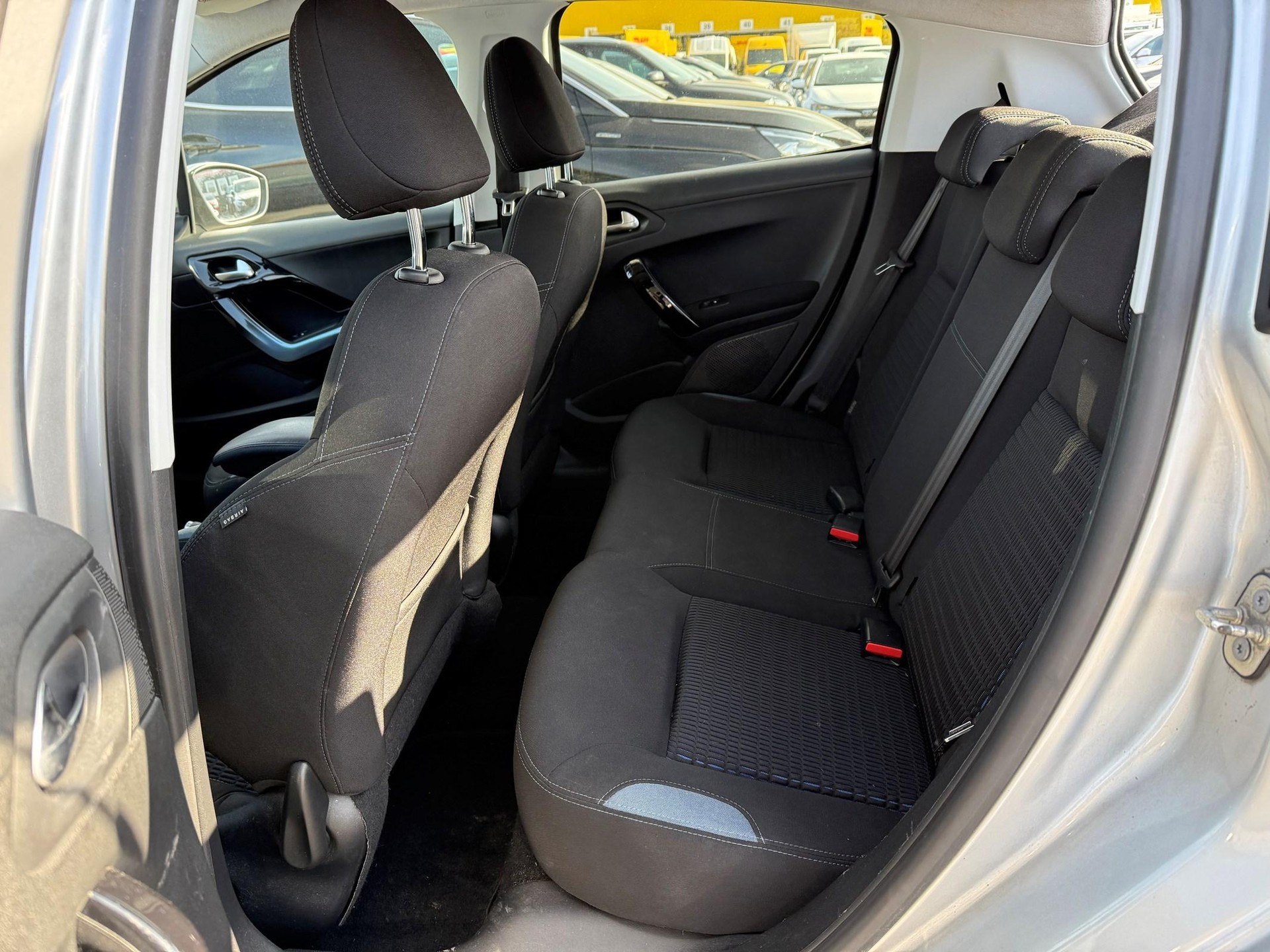 PEUGEOT 208 1.2 VTi Intuitive-image-9