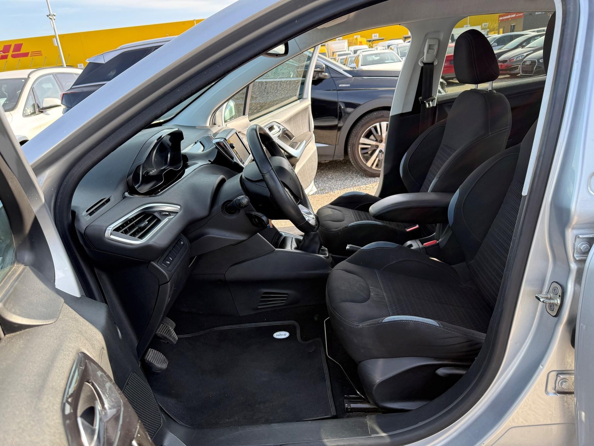 PEUGEOT 208 1.2 VTi Intuitive-image-6