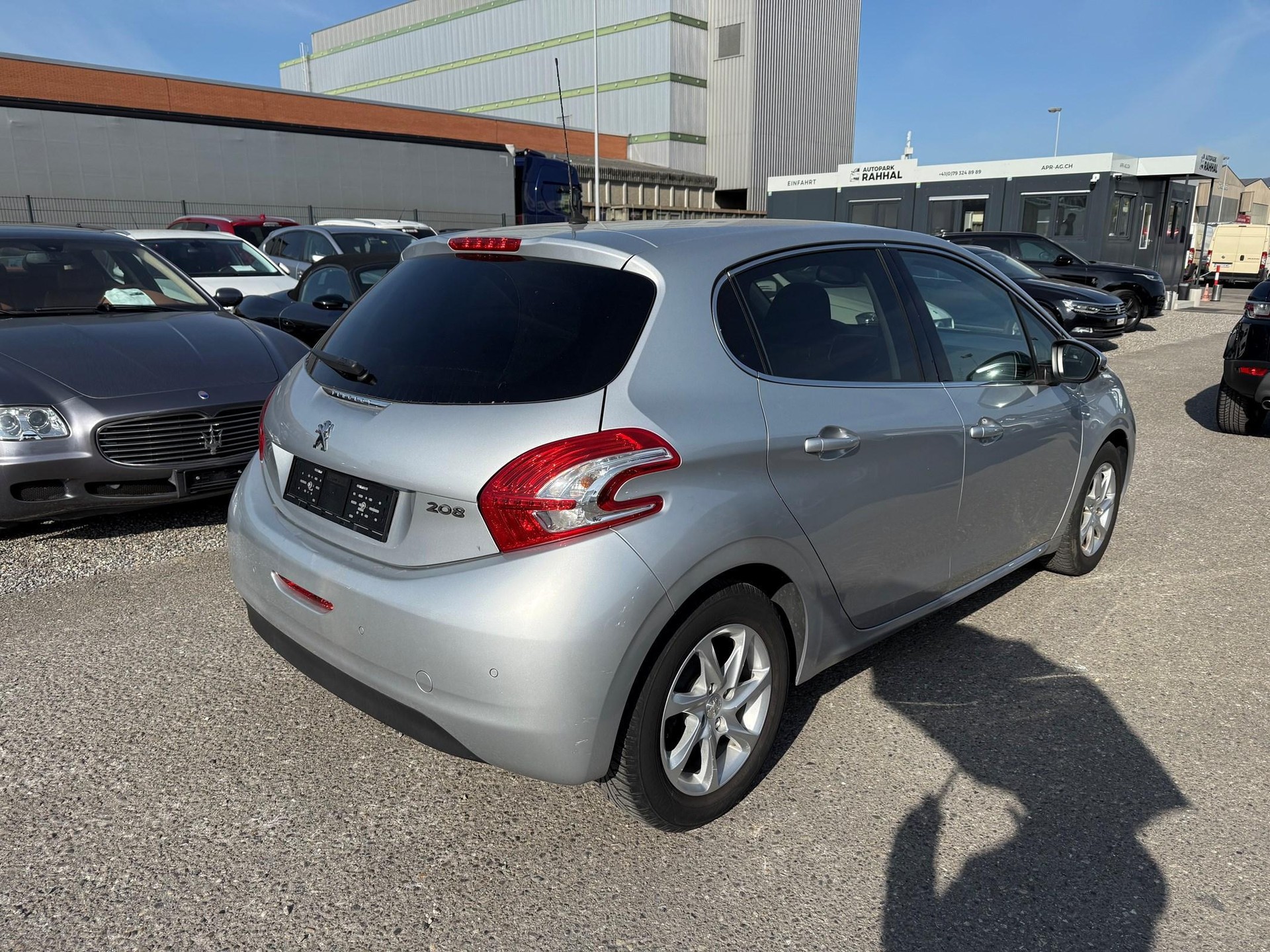 PEUGEOT 208 1.2 VTi Intuitive-image-2