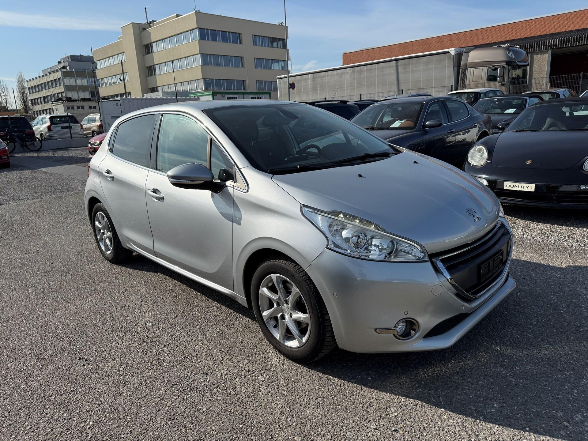 PEUGEOT 208 1.2 VTi Intuitive-image-0
