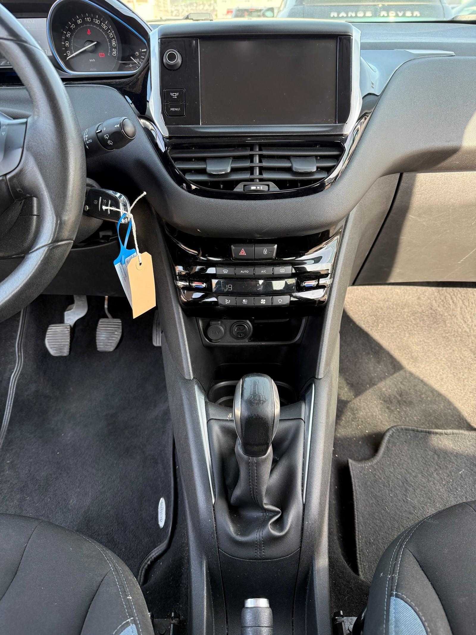 PEUGEOT 208 1.2 VTi Intuitive-image-10