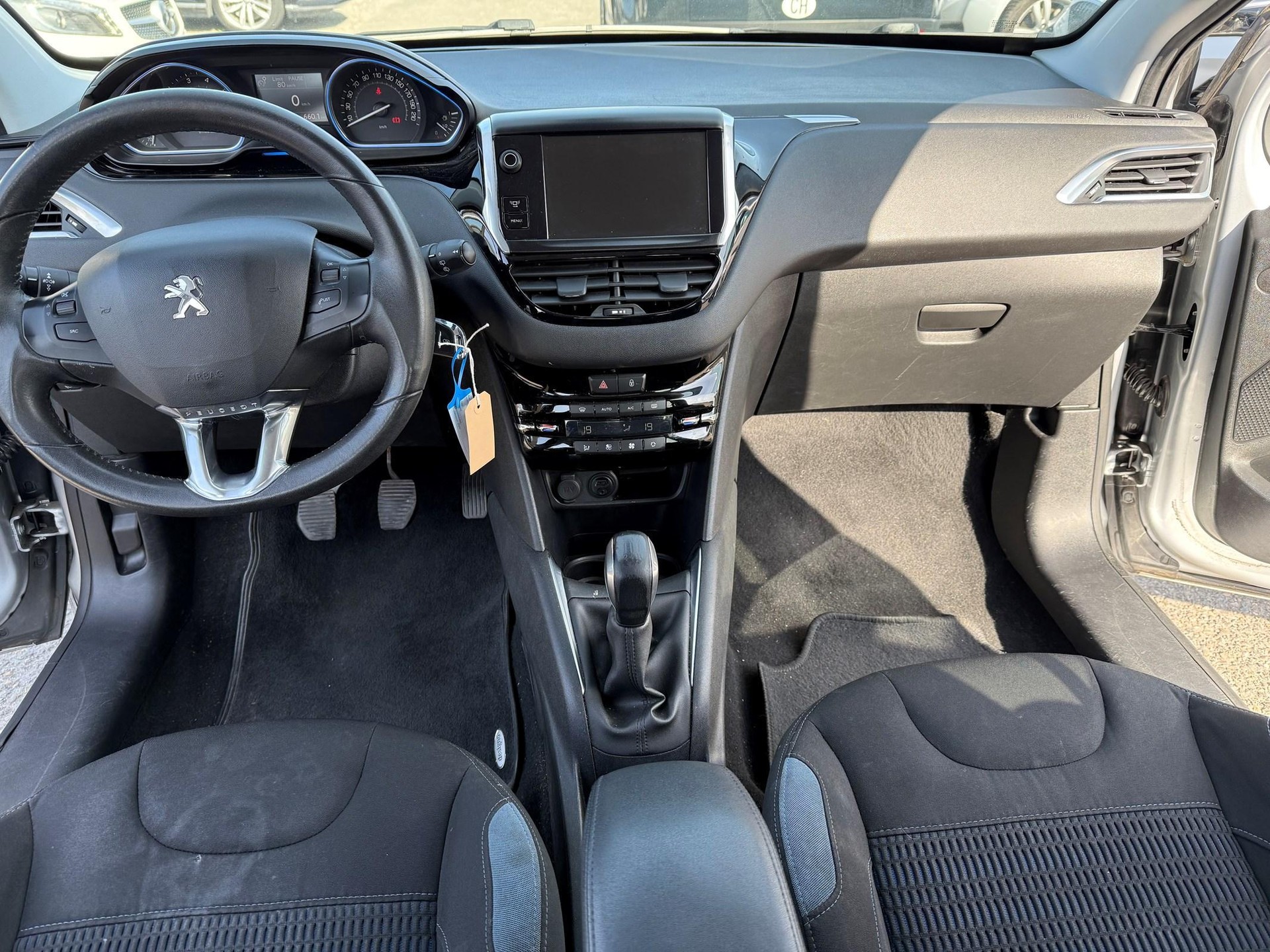 PEUGEOT 208 1.2 VTi Intuitive-image-8