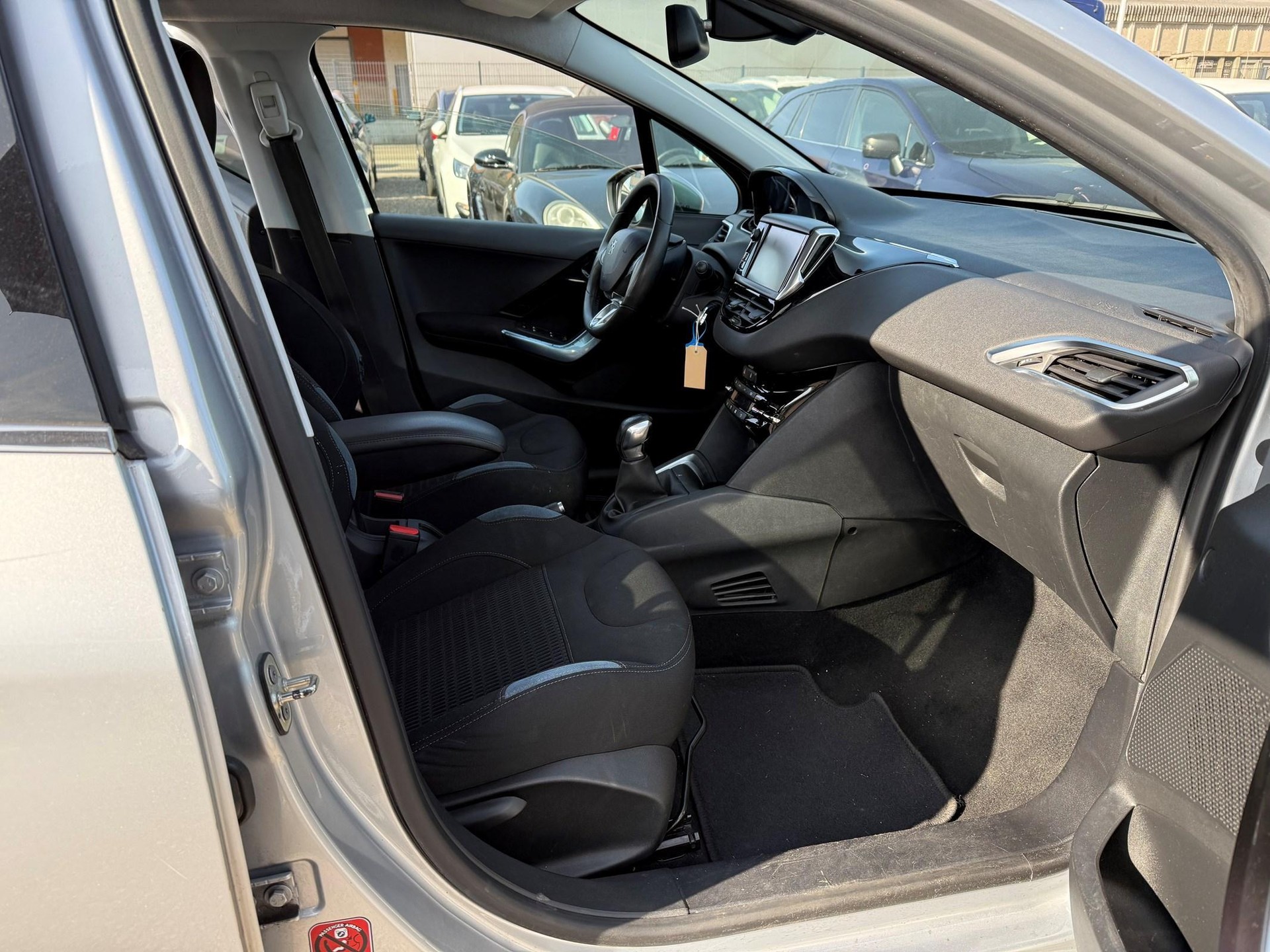 PEUGEOT 208 1.2 VTi Intuitive-image-7