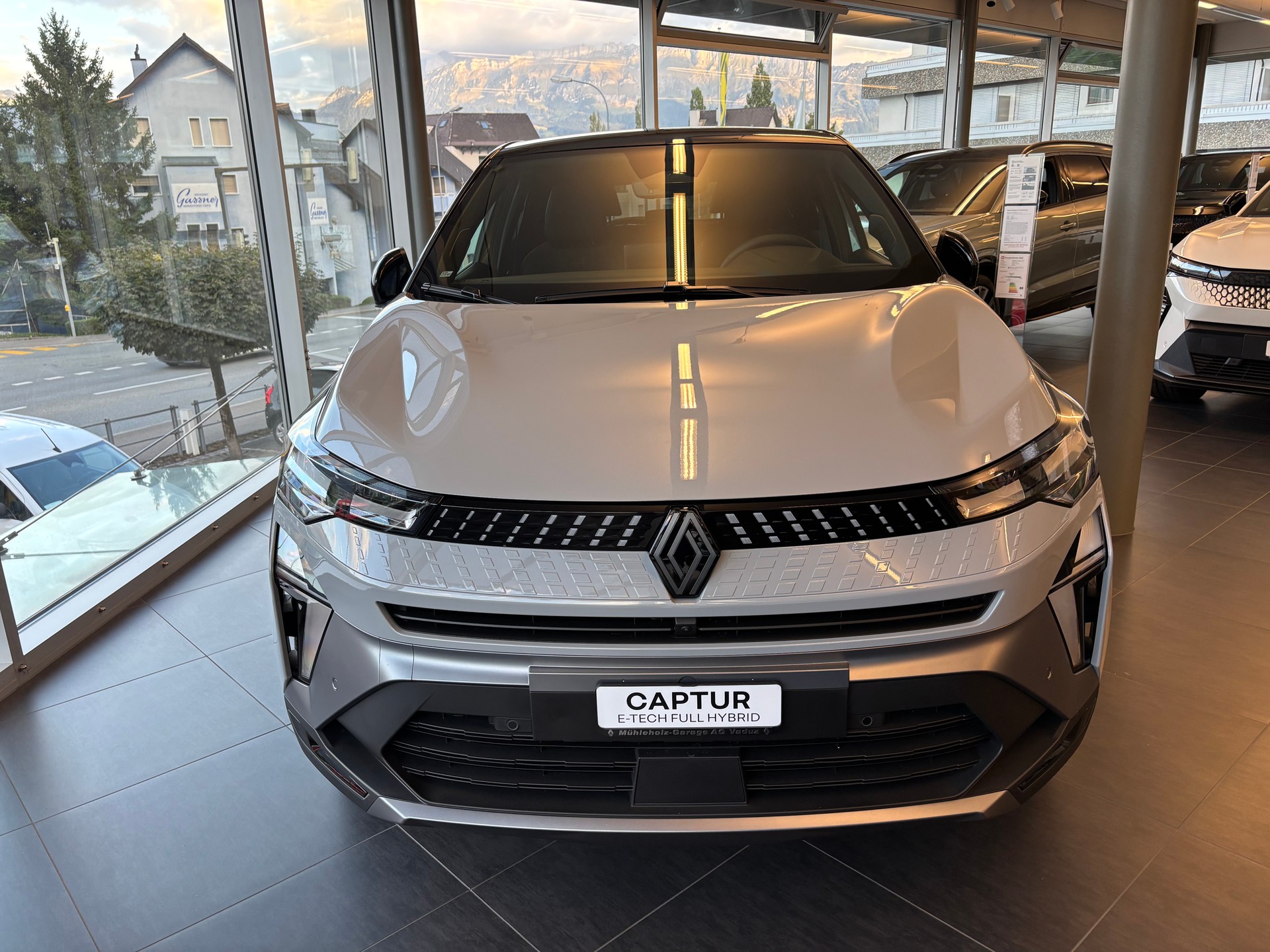 RENAULT Captur 1.3 TCe Esprit Alpine EDC-image-1