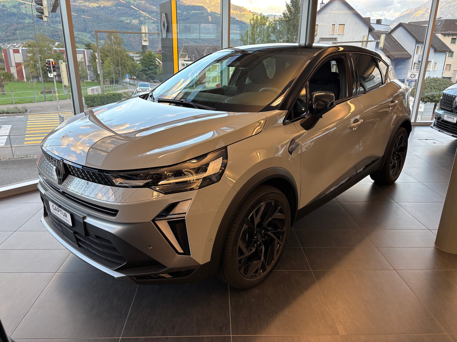 RENAULT Captur 1.3 TCe Esprit Alpine EDC-image-0