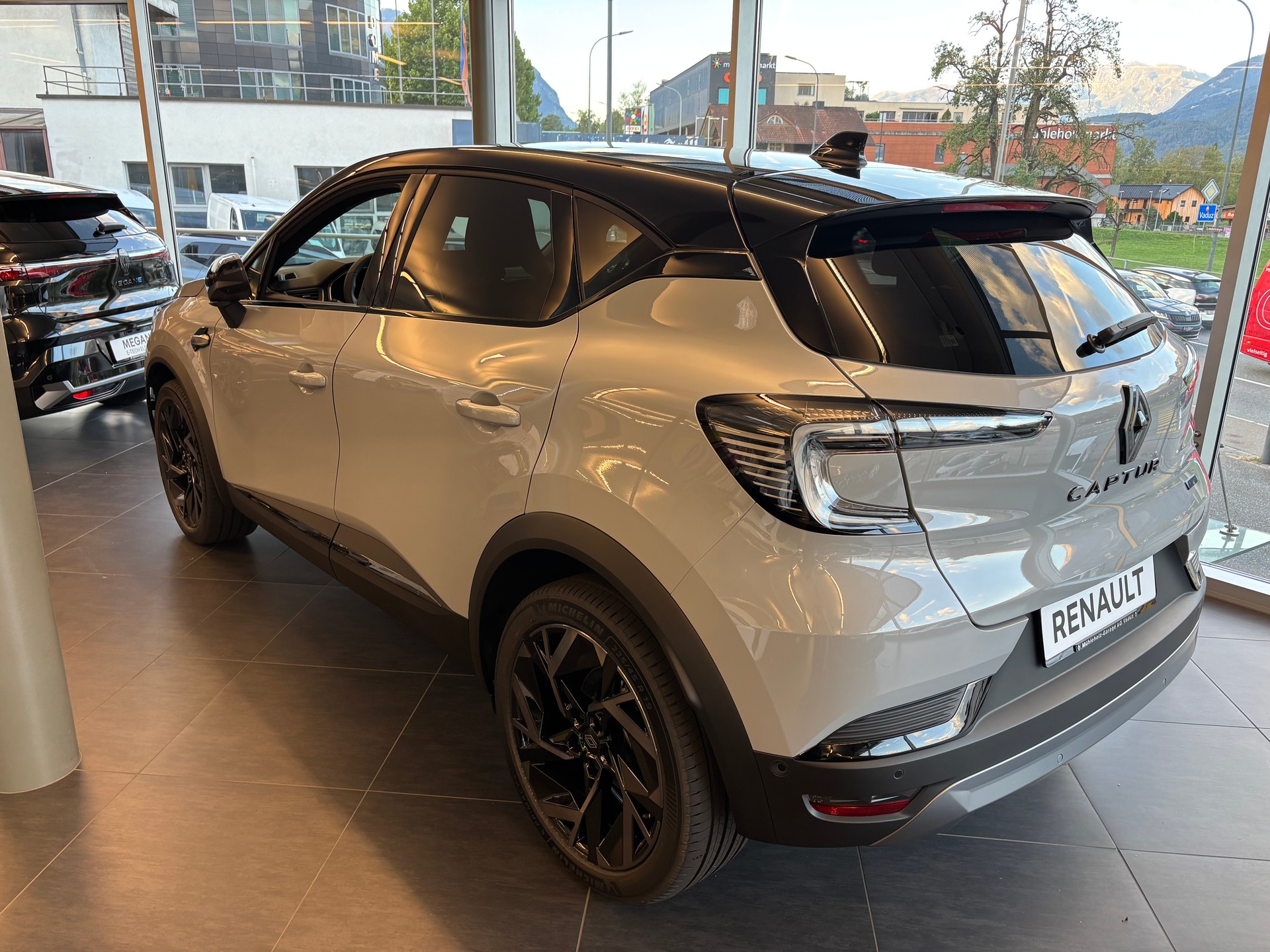RENAULT Captur 1.3 TCe Esprit Alpine EDC-image-3