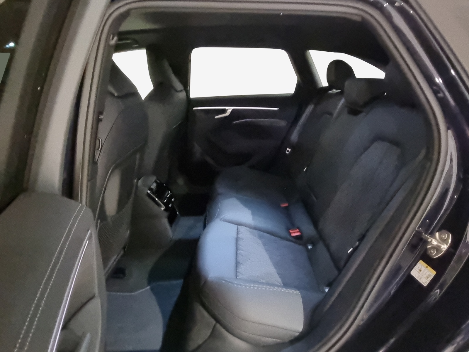 AUDI A6 Avant TDI quattro 150 kW edition one S Line-image-11