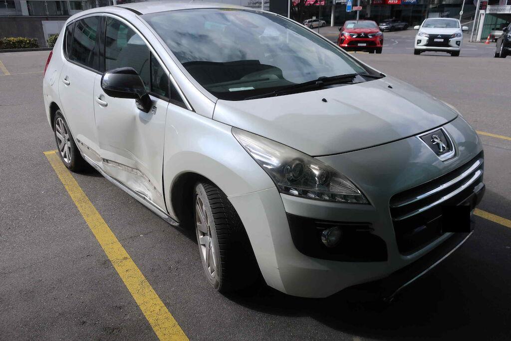 PEUGEOT 3008 2.0 HDI Allure Tiptronic-image-3