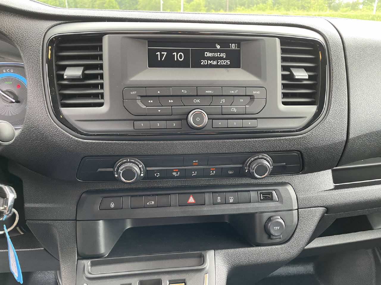 PEUGEOT e-Expert Kaw. Standard 75 kWh Premium-image-7