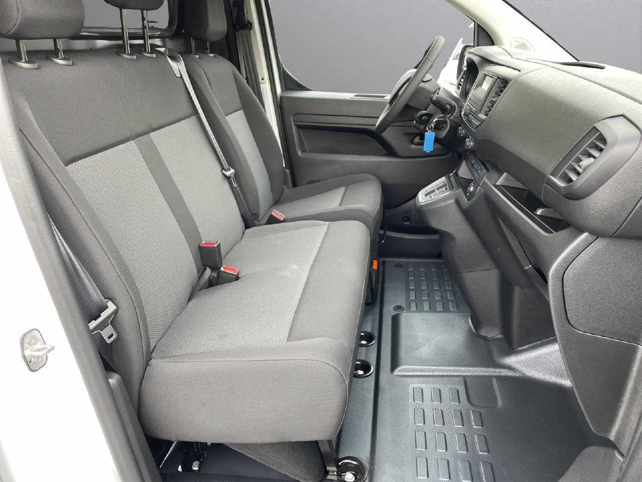 PEUGEOT e-Expert Kaw. Standard 75 kWh Premium-image-8