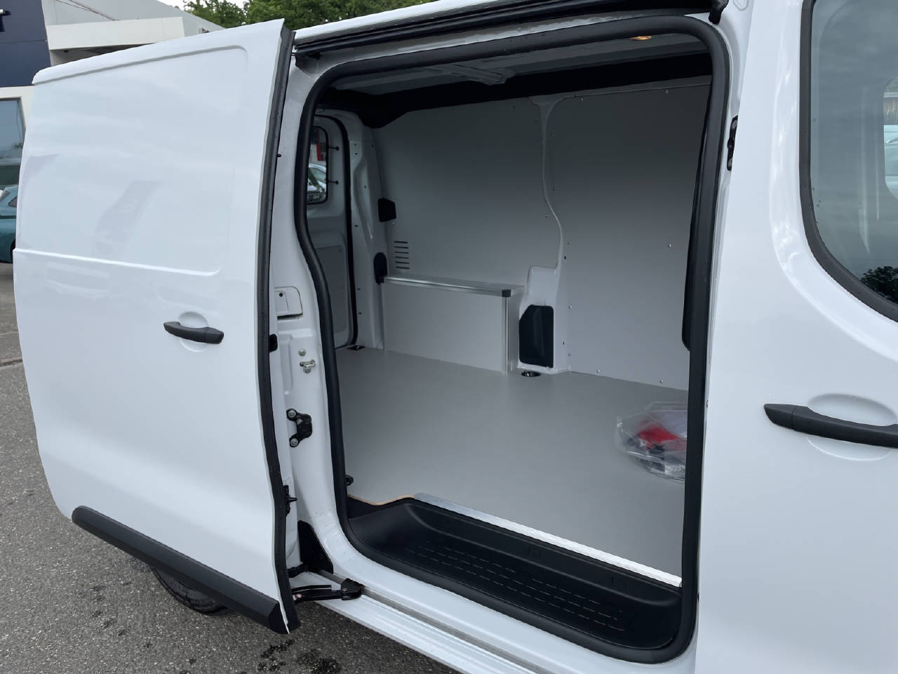 PEUGEOT e-Expert Kaw. Standard 75 kWh Premium-image-12