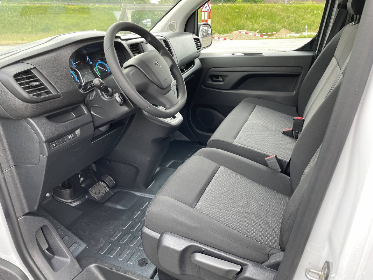 PEUGEOT e-Expert Kaw. Standard 75 kWh Premium-image-4